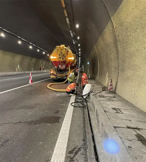 南海隧道排水渠清淤